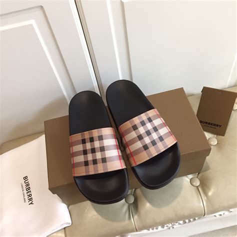 dép burberry màu mới